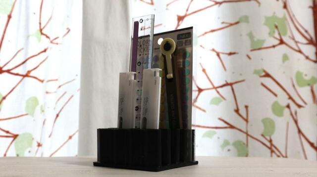 【セリア ステーショナリースタンド】シャープペンシルの芯や定規、カッターもスッキリ収納