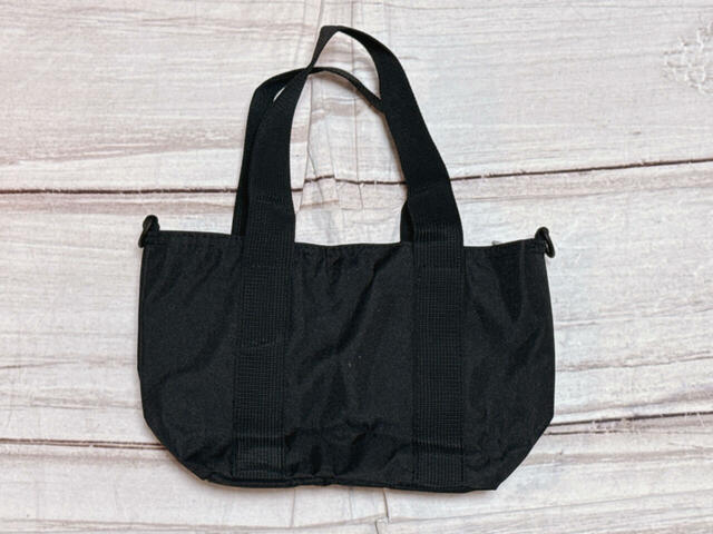 背面は装飾のないシンプルなデザイン