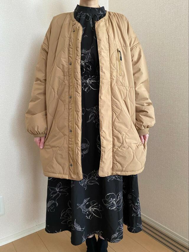 【ワークマン レディース防風撥水ストレッチキルティングコート】キレイめワンピースと合わせると大人カジュアルな印象に