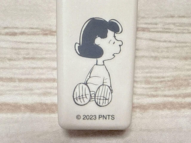 スヌーピーを見ているルーシー♪