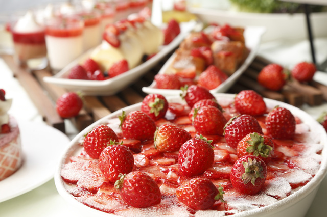 ランチタイムは「いちごデザートビュッフェ」