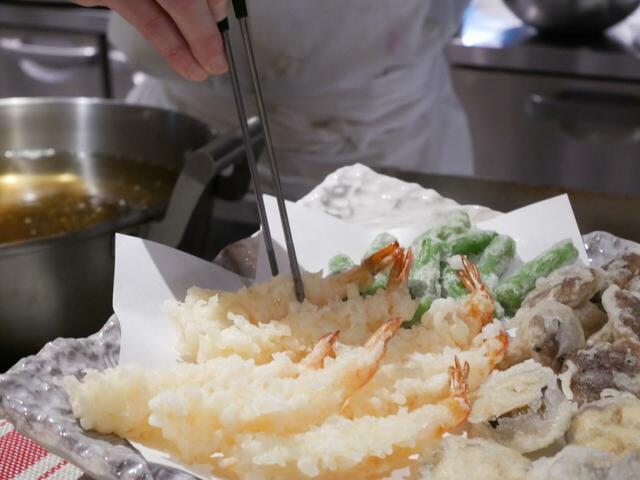 天ぷらも職人が揚げたてを提供してくれます