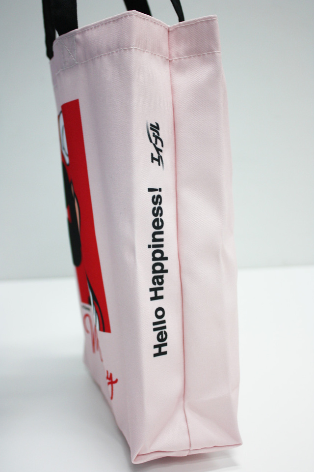マチ部分には“Hello Happiness!”のメッセージが。