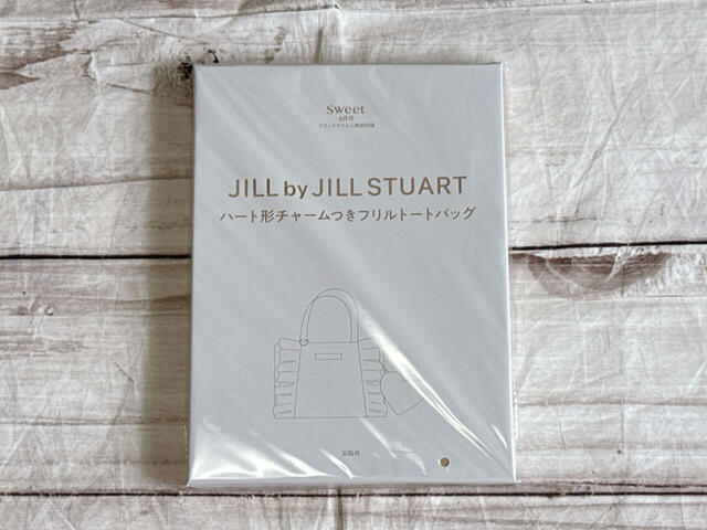 付録は「JILL by JILL STUART（ジル バイ ジルスチュアート）ハート形チャームつきフリルトートバッグ」