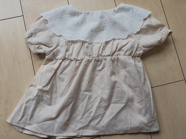 【ファッションセンターしまむら レース襟スモック】肌なじみの良いベージュカラー