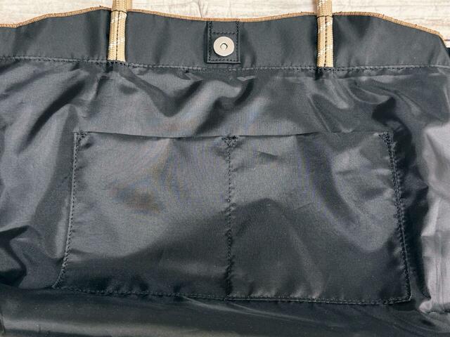 内側には区切りポケット2つ付き