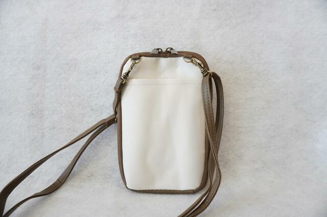 背面から見たところ【リラックマ　ふわふわ刺繍がかわいい！スマホショルダーバッグ】