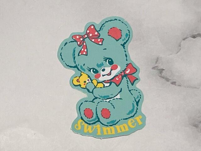 くまのハグリー。クマのぬいぐるみを抱っこしている姿が愛らしい♪