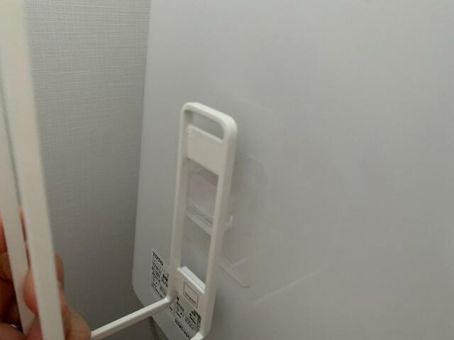 【山崎実業　フィルムフック トイレットペーパーホルダー ホワイト】本体上部の白い部分をフィルムフックに差し込む