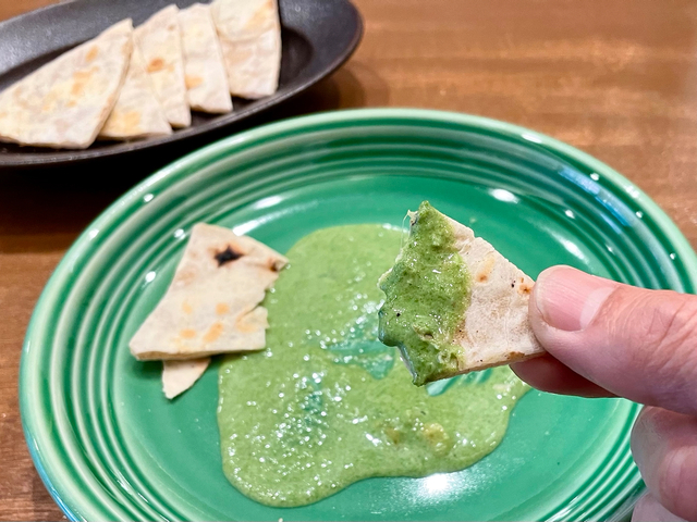 【MOMO Stand Tokyo】チャパティにソースをつけて食べても美味