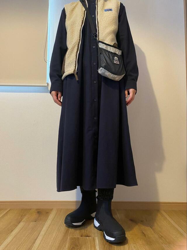 【無印良品 両面起毛フランネルスタンドカラー長袖ワンピース】もこもこベストとスニーカーを合わせたカジュアルコーデ。前を開ければ羽織りとしても使えます