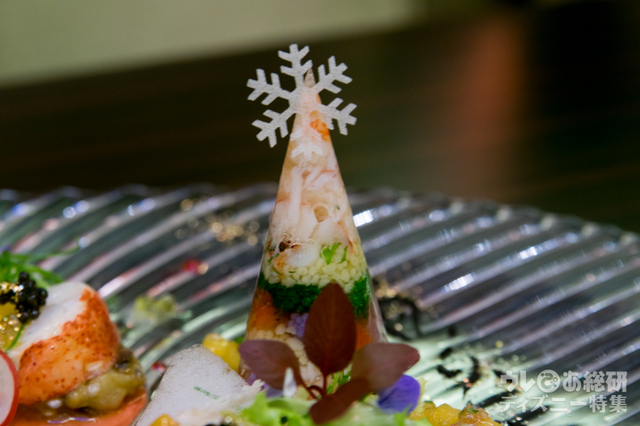 オマール海老とたらば蟹のカリフラワージュレ　スパイシーな柿とトマトのサルサ キャヴィアを添えて｜“クリスマス・ファンタジー”ディナーコース ユールタイド 15,430円｜東京ディズニーランドホテル「カンナ」