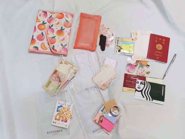 見た目以上にたっぷり入る【LOVERARY BY FEILER（ラブラリー バイ フェイラー）多機能ケースBOOK　STRAWBERRY DOTS】発売日：2023年7月7日、価格：2,695円（税込）