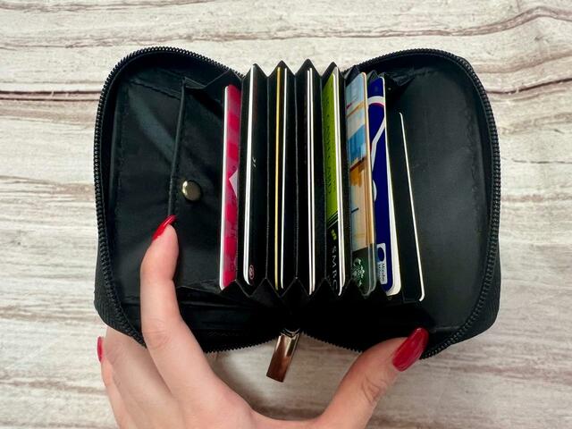 ポケット数は8つ。1つのポケットに2枚のカードを収納すると16枚収納できます♪