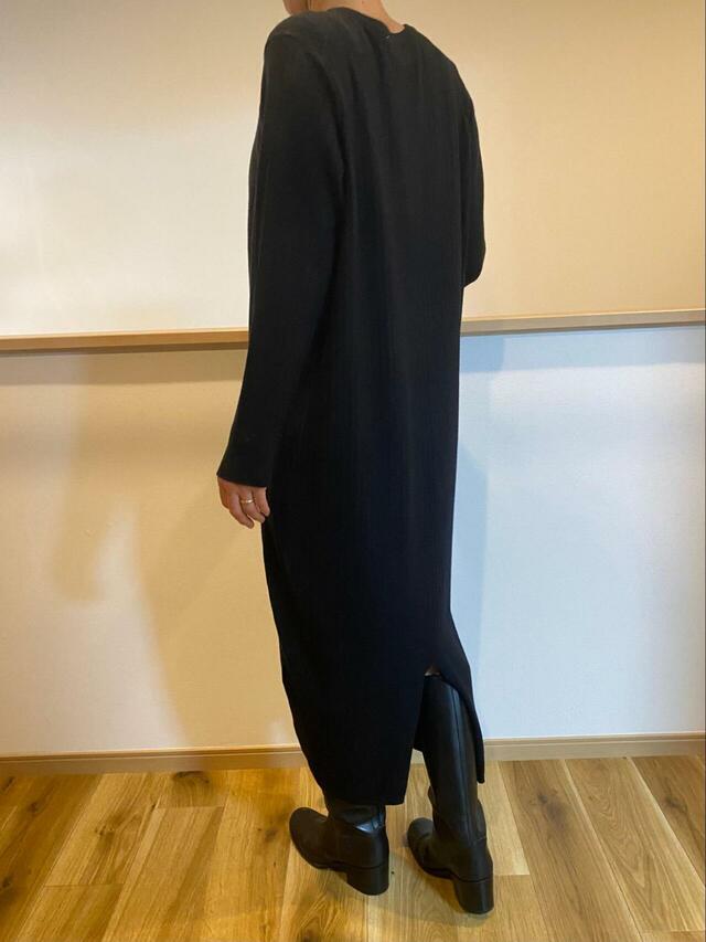 【AMERICAN HOLIC バイパチリブヘンリーニットワンピース】ストンと下に落ちるIラインシルエット。ニットなのに体のラインを拾わないのが優秀!