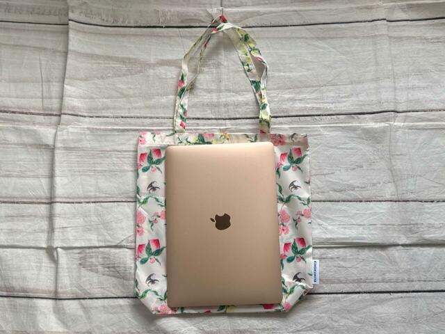13インチのMacBook Airもラクラク収納可能！