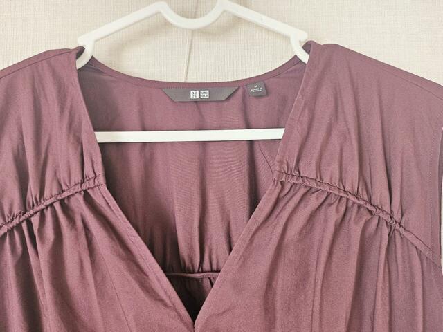 【UNIQLO　コットンギャザーワンピース】カラーはブラックとワインの2種類。どちらも大人にぴったりの色味です