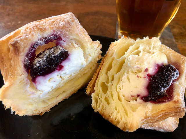 【スターバックス　ブルーベリー&クリームチーズデニッシュ】ブルーベリージャムとクリームチーズフィリングがたっぷり詰まっています