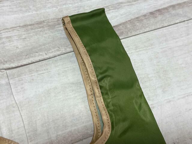 持ち手はやや短め。肩がけはできますが、ややタイトな印象です