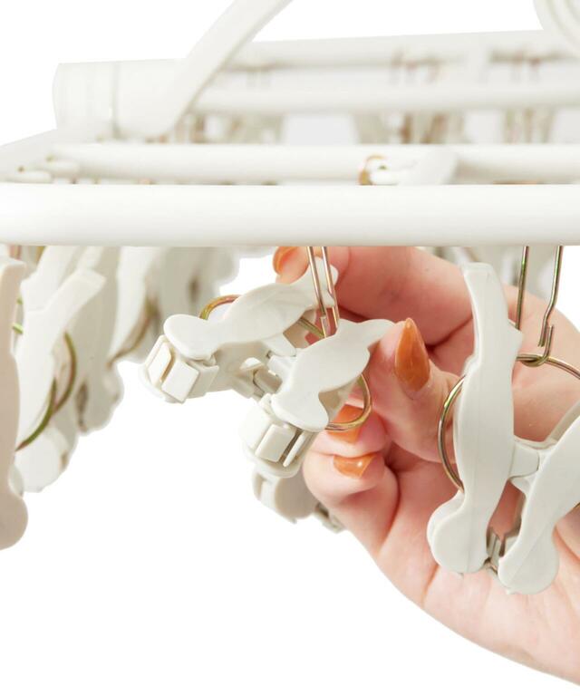 【3COINS×新生活おすすめグッズ】「引っ張るだけ44ピンチハンガー」1,650円（税込）面倒な洗濯物の取り込みが楽に♪