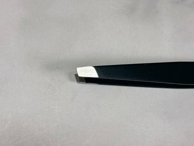 先端が斜めになっており、細めなので毛がつかみやすく使いやすい！