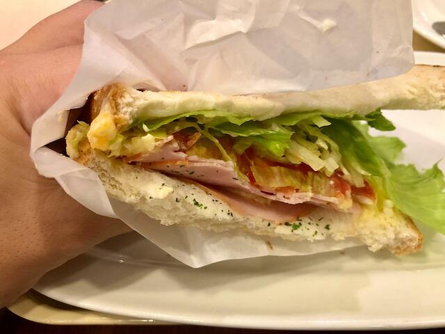 【ドトールコーヒーショップ モーニング・セットA】シャキシャキレタス、程よい酸味のあるトマトの食感とハム、タマゴサラダの組み合わせが美味しく、飽きずに食べ進められます