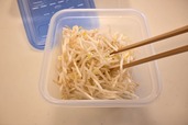 【やみつきもやしナムルの作り方】１．もやしを耐熱容器に入れ、塩ひとつまみをふりかけ、ざっくりとかき混ぜる