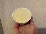 【コストコ ATHENA北海道プレミアムアイスクリーム】蓋を開けると、なめらかなクリーム色の表面が広がっていました♪