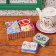 【Afternoon Tea LIVING】TEA TIME SET(バスケット) ￥1,728、ティーポット ￥5,500、TEAミニ缶(ピンク/グリーン) 各￥864※ティーポットに合わせたプレートは参考商品です