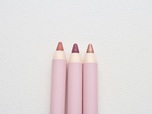 マルチペンシルアイライナー【ミッキー&ミニー】左から、coral pink、fallen red、shell pink 各1200円＋税