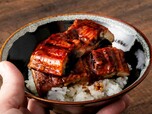 焼いたうなぎをご飯にのせてうな丼に!
