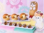 「(上)えびにゃんのバーガー(下)たこ焼きにゃんのたこ焼き」<期間:2026年9月3日~12月27日>【「mofusand」初のコラボスイーツビュッフェ開催!愛くるしい”にゃんこ“と甘いスイーツをヒルトン大阪で堪能♪】