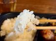 【ガスト　彩り野菜の黒酢から揚げ弁当】つやつやのご飯は黒酢唐揚げとの相性はもちろん、漬物と一緒に食べても美味しい