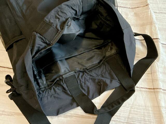 内側には背面側に大きなポケットがついています