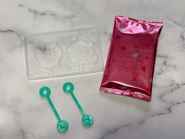 内容物はトレイ、スティック2本、ミルクチョコです