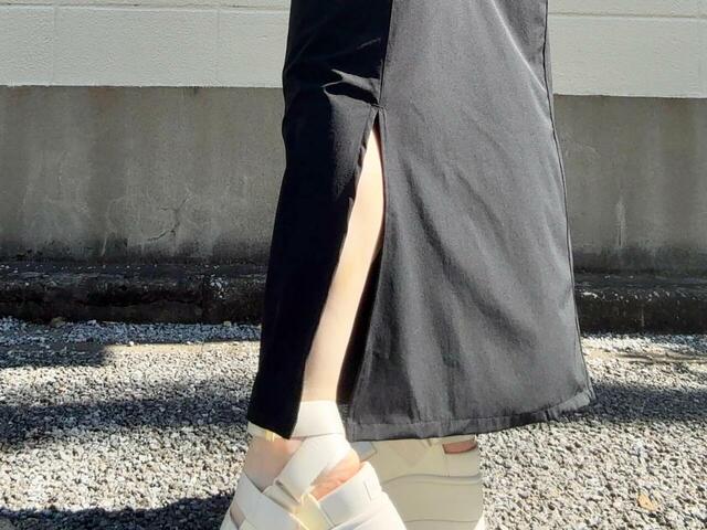 深めのスリットで足捌き◎。女っぽさと抜け感も演出♪