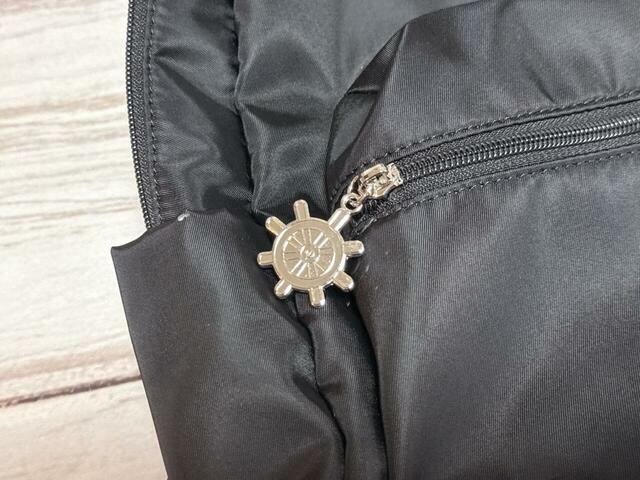 ファスナーポケットの引き手は、蒸気船のハンドルモチーフ付き。細部まで凝っているデザインがうれしい♪