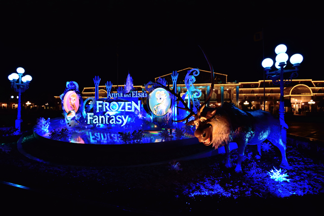 夜になるとエントランスのデコレーションは青く光り輝きます ©Disney