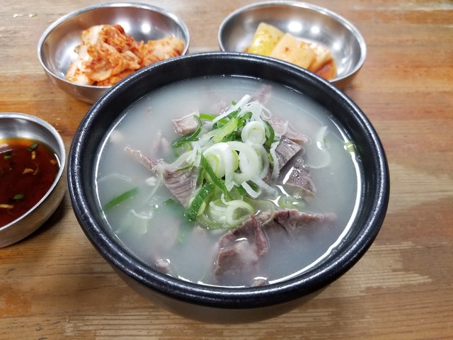 『里門ソルロンタン』の特ソルロンタン１３０００ウォン。特は肉増し。普通は１００００ウォン