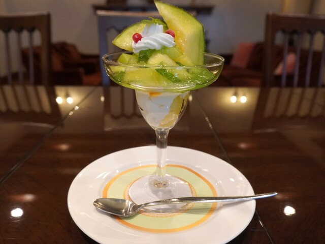 【ロイヤルホスト】「メロンシャインパフェ」1,298円（税込）