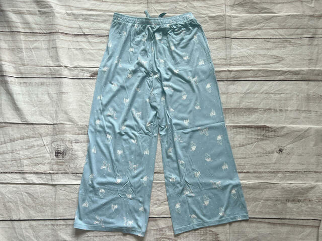 バックもフロント同様の総柄デザインです