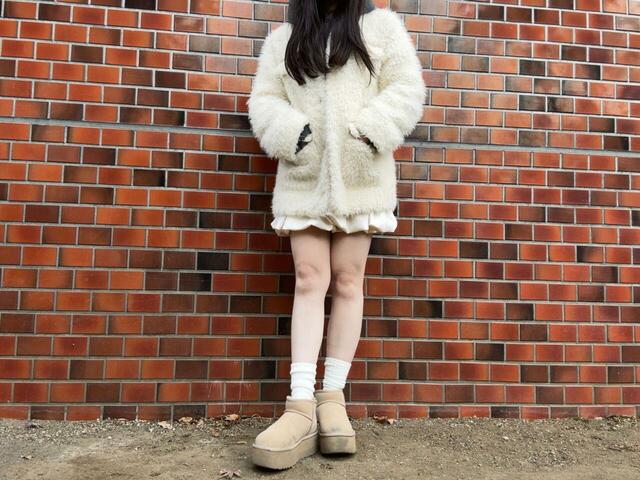 UGGとルーズソックス合わせ。ソールの高さは0.5cmしか変わらないため、スタイルアップ効果は大きな違いはない印象です