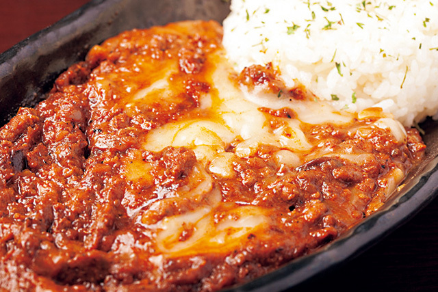 ZAZA（三軒茶屋）　ドライカリー 800円、トロトロチーズ 130円　豚の挽き肉の甘みと野菜の旨みが凝縮されたドライカリーに、濃厚なチーズをトッピング。