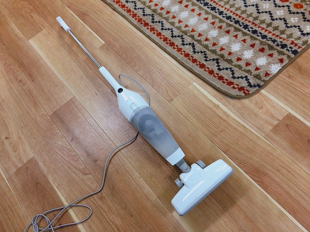 【ニトリ 2WAYスティッククリーナー レジェ2(ホワイト)】ホワイトとグレーの色合いがスタイリッシュ