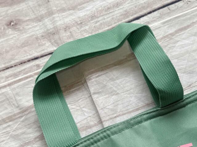 持ち手は短め。腕にかけて持てる長さです