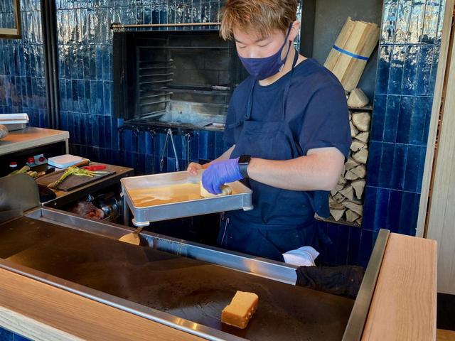 注文後、卵液にひたしたパンを焼きはじめる