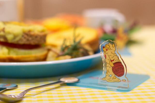 アクリルスタンドコースター 990円｜「くまのプーさん」FUNNY & HUNNY OH MY CAFE