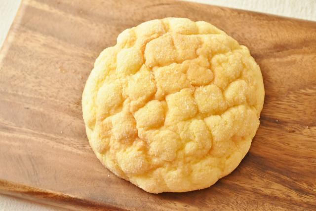 見た目はサクサクそうだけどしっとりしたビスケット生地。／ローソン『サックリメロンパン』107円 (税込116円)