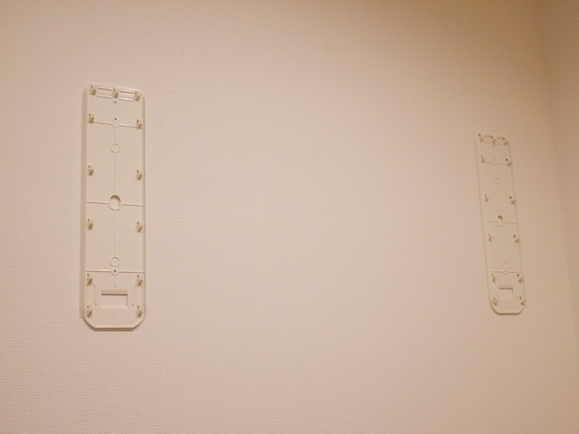 【ベルメゾン】浮かせて干す！ピンで設置できる「壁付け物干しショート」｜まずは本体受けパーツの位置を決めます