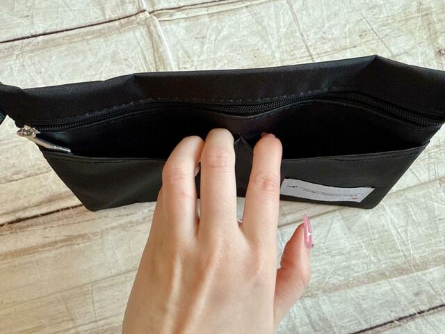 フロントに2つの区切りポケット付き